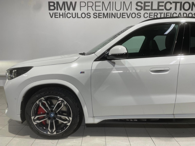 BMW iX1 eDrive20 color Blanco. Año 2025. 150KW(204CV). Eléctrico. En concesionario Hispamovil Elche de Alicante