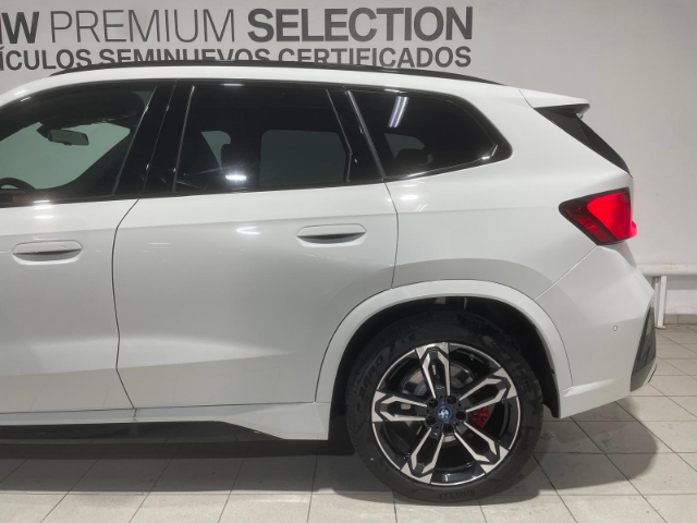 BMW iX1 eDrive20 color Blanco. Año 2025. 150KW(204CV). Eléctrico. En concesionario Hispamovil Elche de Alicante