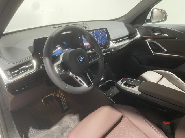 BMW iX1 eDrive20 color Blanco. Año 2025. 150KW(204CV). Eléctrico. En concesionario Hispamovil Elche de Alicante