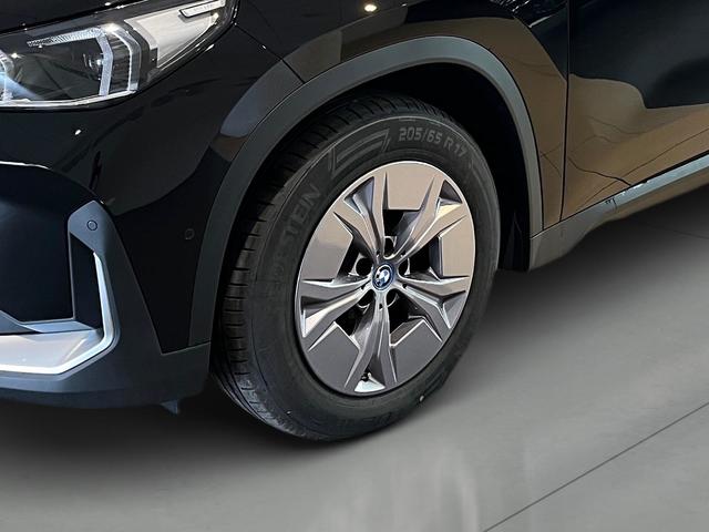 BMW iX1 eDrive20 color Negro. Año 2025. 150KW(204CV). Eléctrico. En concesionario Automotor Premium Velázquez - Málaga de Málaga