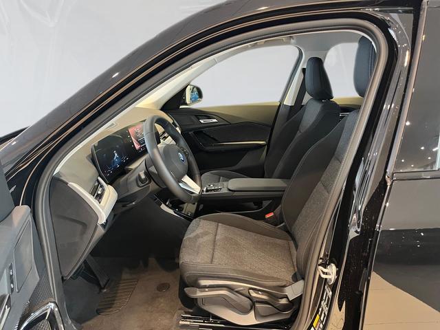 BMW iX1 eDrive20 color Negro. Año 2025. 150KW(204CV). Eléctrico. En concesionario Automotor Premium Velázquez - Málaga de Málaga