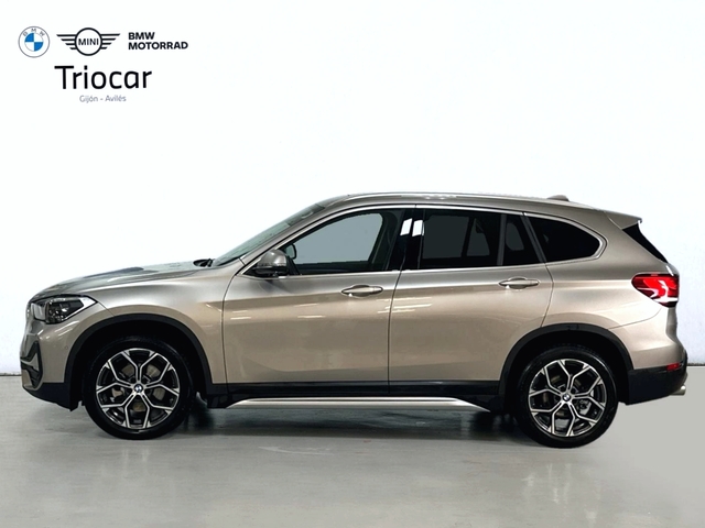 BMW X1 sDrive18d color Gris Plata. Año 2021. 110KW(150CV). Diésel. En concesionario Triocar Gijón (Bmw y Mini) de Asturias