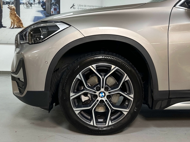 BMW X1 sDrive18d color Gris Plata. Año 2021. 110KW(150CV). Diésel. En concesionario Triocar Gijón (Bmw y Mini) de Asturias