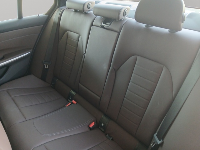 BMW Serie 3 320d color Azul. Año 2024. 140KW(190CV). Diésel. En concesionario GANDIA Automoviles Fersan, S.A. de Valencia