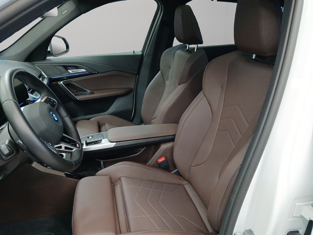 BMW iX1 xDrive30 color Blanco. Año 2023. 230KW(313CV). Eléctrico. En concesionario ALZIRA Automoviles Fersan, S.A. de Valencia