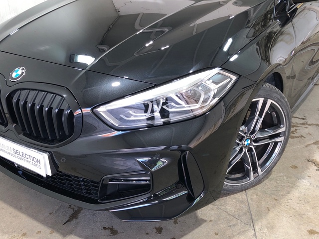 BMW Serie 1 118i color Negro. Año 2024. 103KW(140CV). Gasolina. En concesionario Movilnorte El Carralero de Madrid