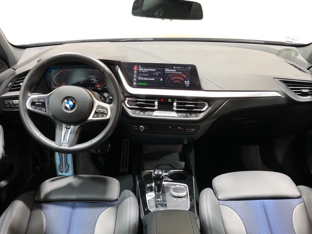 BMW Serie 1 118i color Negro. Año 2024. 103KW(140CV). Gasolina. En concesionario Movilnorte El Carralero de Madrid