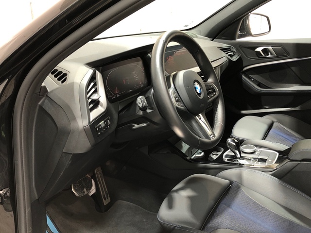 BMW Serie 1 118i color Negro. Año 2024. 103KW(140CV). Gasolina. En concesionario Movilnorte El Carralero de Madrid