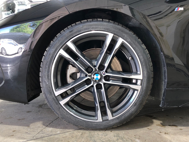 BMW Serie 1 118i color Negro. Año 2024. 103KW(140CV). Gasolina. En concesionario Movilnorte El Carralero de Madrid