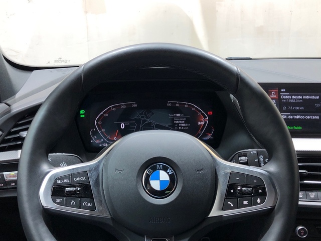 BMW Serie 1 118i color Negro. Año 2024. 103KW(140CV). Gasolina. En concesionario Movilnorte El Carralero de Madrid