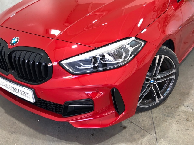 BMW Serie 1 118i color Rojo. Año 2024. 103KW(140CV). Gasolina. En concesionario Movilnorte El Carralero de Madrid