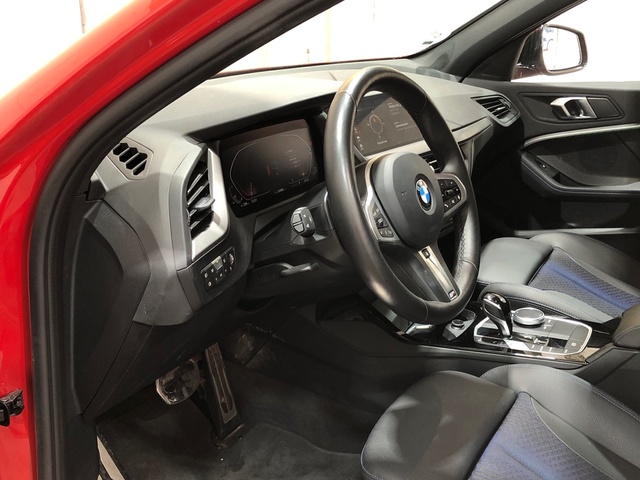 BMW Serie 1 118i color Rojo. Año 2024. 103KW(140CV). Gasolina. En concesionario Movilnorte El Carralero de Madrid
