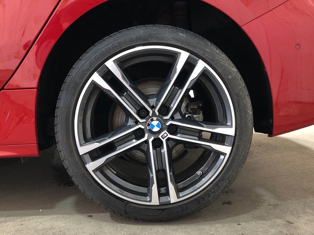 BMW Serie 1 118i color Rojo. Año 2024. 103KW(140CV). Gasolina. En concesionario Movilnorte El Carralero de Madrid