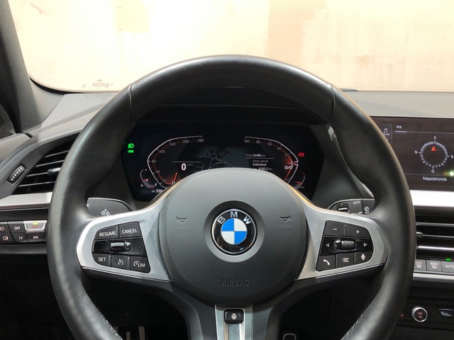 BMW Serie 1 118i color Rojo. Año 2024. 103KW(140CV). Gasolina. En concesionario Movilnorte El Carralero de Madrid