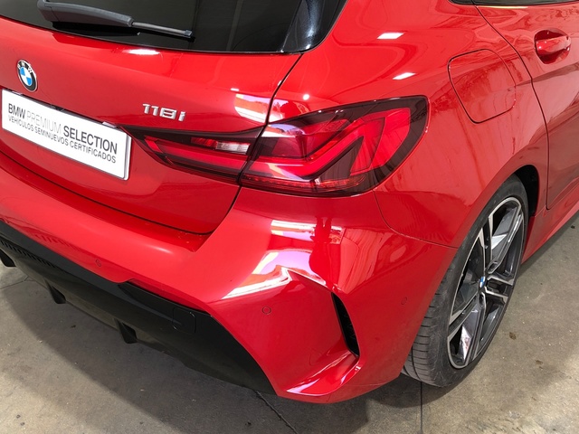 BMW Serie 1 118i color Rojo. Año 2024. 103KW(140CV). Gasolina. En concesionario Movilnorte El Carralero de Madrid