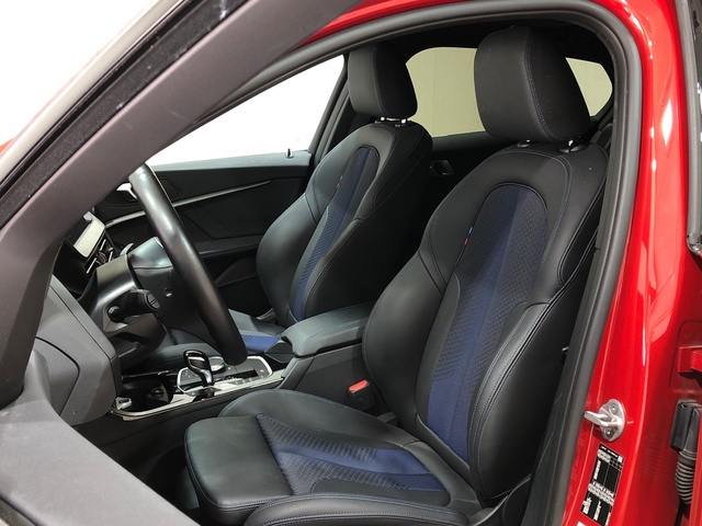 BMW Serie 1 118i color Rojo. Año 2024. 103KW(140CV). Gasolina. En concesionario Movilnorte El Carralero de Madrid