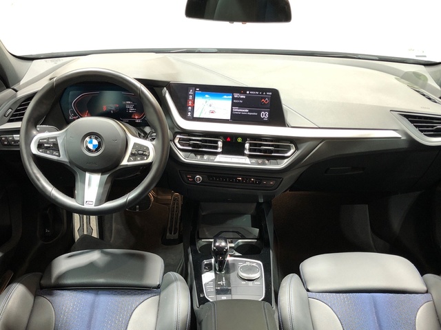BMW Serie 1 118d color Gris. Año 2024. 110KW(150CV). Diésel. En concesionario Movilnorte El Carralero de Madrid