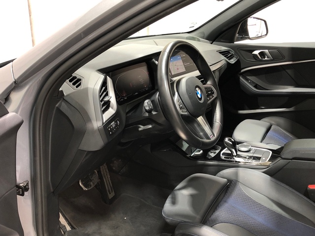 BMW Serie 1 118d color Gris. Año 2024. 110KW(150CV). Diésel. En concesionario Movilnorte El Carralero de Madrid
