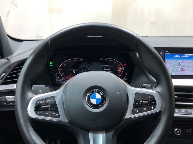 BMW Serie 1 118d color Gris. Año 2024. 110KW(150CV). Diésel. En concesionario Movilnorte El Carralero de Madrid