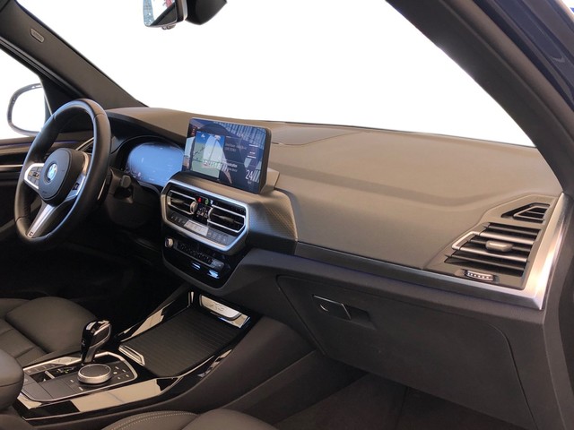 BMW X3 xDrive20d color Azul. Año 2024. 140KW(190CV). Diésel. En concesionario Vehinter Getafe de Madrid