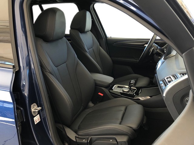 BMW X3 xDrive20d color Azul. Año 2024. 140KW(190CV). Diésel. En concesionario Vehinter Getafe de Madrid