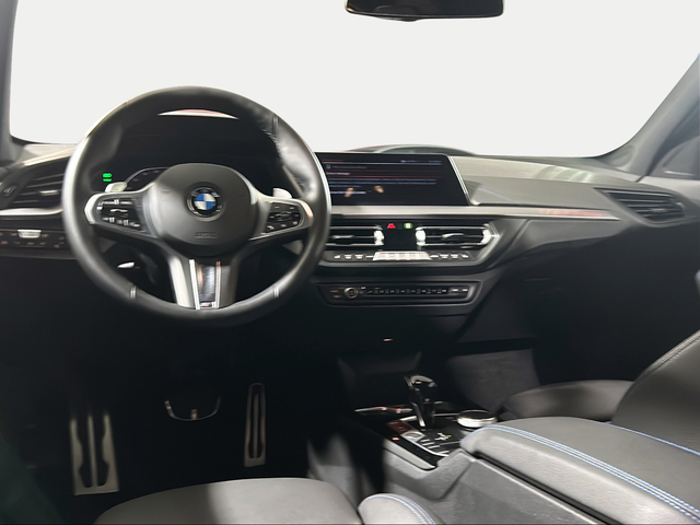 BMW Serie 1 118d color Gris. Año 2024. 110KW(150CV). Diésel. En concesionario San Pablo Motor | Su Eminencia de Sevilla