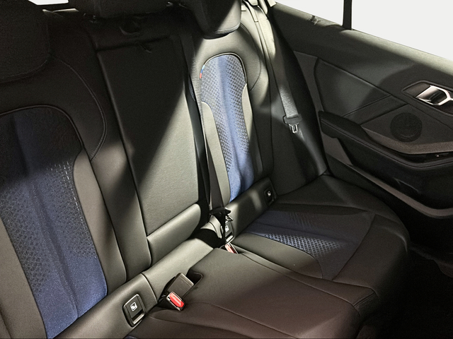 BMW Serie 1 118d color Gris. Año 2024. 110KW(150CV). Diésel. En concesionario San Pablo Motor | Su Eminencia de Sevilla