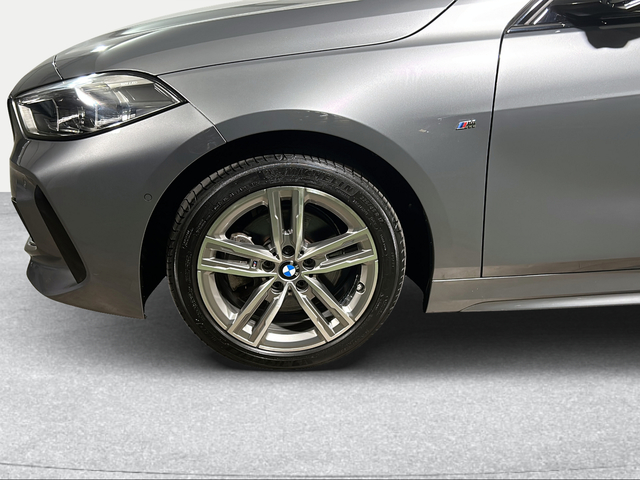 BMW Serie 1 118d color Gris. Año 2024. 110KW(150CV). Diésel. En concesionario San Pablo Motor | Su Eminencia de Sevilla