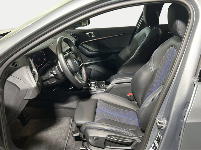BMW Serie 1 118d color Gris. Año 2024. 110KW(150CV). Diésel. En concesionario San Pablo Motor | Su Eminencia de Sevilla