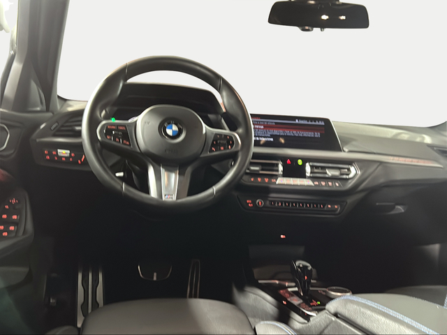 BMW Serie 1 118d color Azul. Año 2024. 110KW(150CV). Diésel. En concesionario San Pablo Motor | Su Eminencia de Sevilla