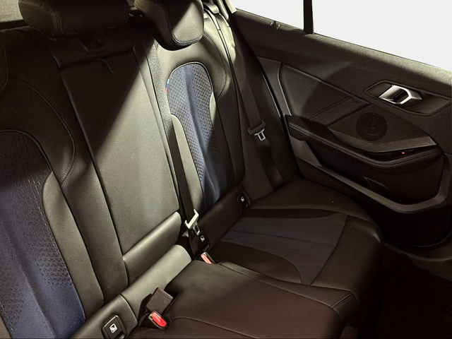 BMW Serie 1 118d color Azul. Año 2024. 110KW(150CV). Diésel. En concesionario San Pablo Motor | Su Eminencia de Sevilla