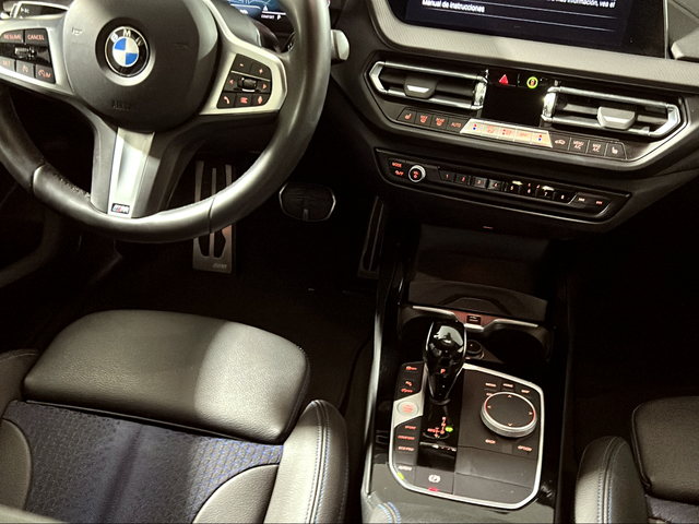BMW Serie 1 118d color Azul. Año 2024. 110KW(150CV). Diésel. En concesionario San Pablo Motor | Su Eminencia de Sevilla