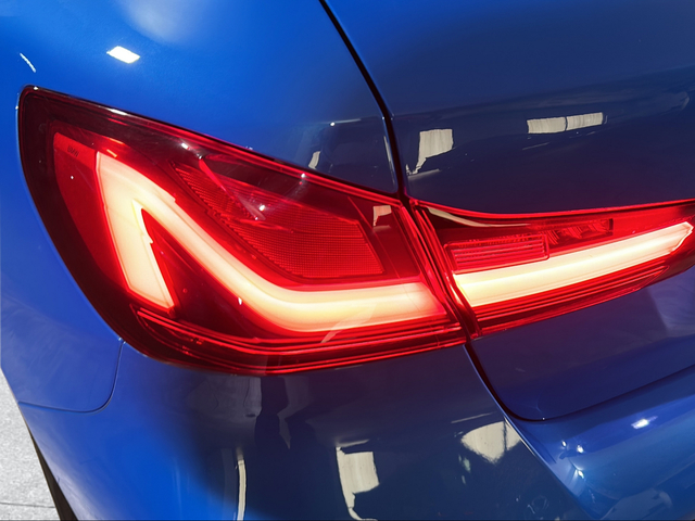 BMW Serie 1 118d color Azul. Año 2024. 110KW(150CV). Diésel. En concesionario San Pablo Motor | Su Eminencia de Sevilla