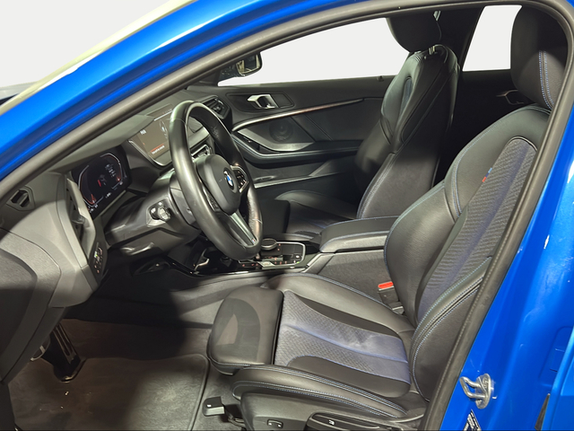 BMW Serie 1 118d color Azul. Año 2024. 110KW(150CV). Diésel. En concesionario San Pablo Motor | Su Eminencia de Sevilla
