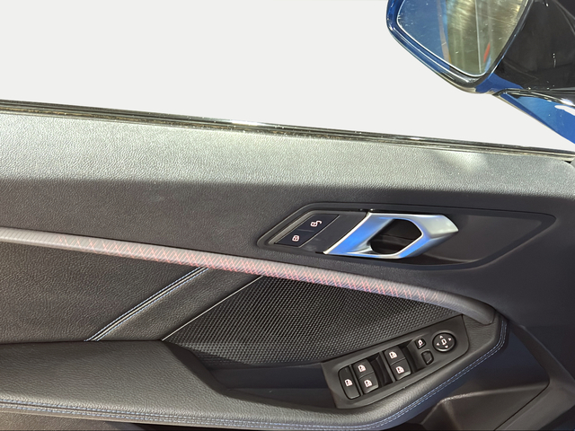 BMW Serie 1 118d color Azul. Año 2024. 110KW(150CV). Diésel. En concesionario San Pablo Motor | Su Eminencia de Sevilla