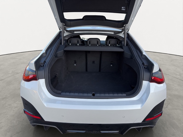 BMW i4 M50 color Blanco. Año 2025. 400KW(544CV). Eléctrico. En concesionario GANDIA Automoviles Fersan, S.A. de Valencia