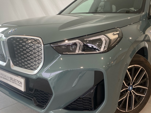 BMW iX1 eDrive20 color Verde. Año 2025. 150KW(204CV). Eléctrico. En concesionario Motor Gorbea de Álava