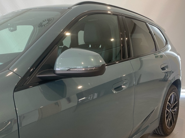 BMW iX1 eDrive20 color Verde. Año 2025. 150KW(204CV). Eléctrico. En concesionario Motor Gorbea de Álava
