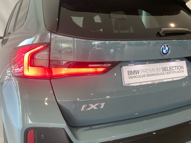 BMW iX1 eDrive20 color Verde. Año 2025. 150KW(204CV). Eléctrico. En concesionario Motor Gorbea de Álava