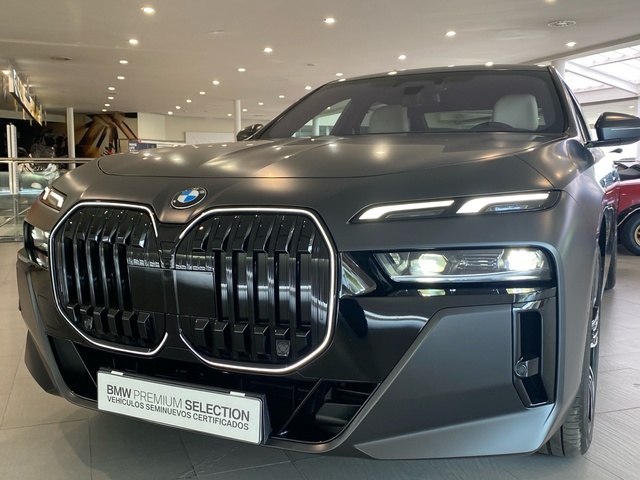 BMW Serie 7 740d color Gris. Año 2025. 220KW(299CV). Diésel. En concesionario Motor Gorbea de Álava