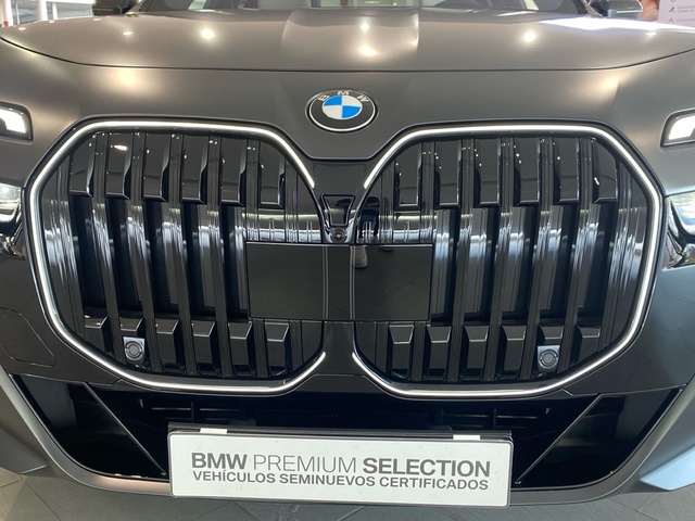 BMW Serie 7 740d color Gris. Año 2025. 220KW(299CV). Diésel. En concesionario Motor Gorbea de Álava