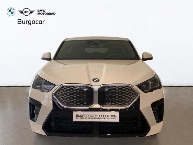 BMW iX2 eDrive20 color Blanco. Año 2025. 150KW(204CV). Eléctrico. En concesionario Motor Gorbea de Álava