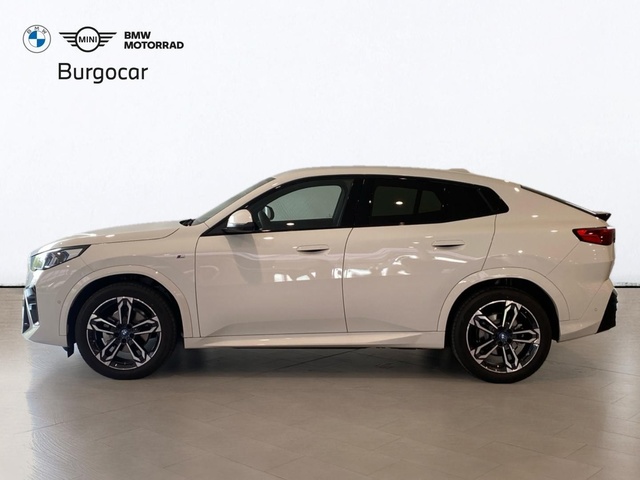 BMW iX2 eDrive20 color Blanco. Año 2025. 150KW(204CV). Eléctrico. En concesionario Motor Gorbea de Álava