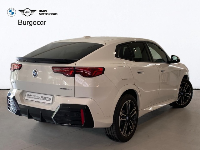 BMW iX2 eDrive20 color Blanco. Año 2025. 150KW(204CV). Eléctrico. En concesionario Motor Gorbea de Álava