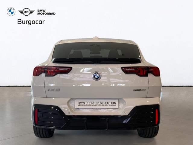 BMW iX2 eDrive20 color Blanco. Año 2025. 150KW(204CV). Eléctrico. En concesionario Motor Gorbea de Álava