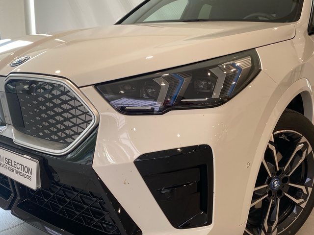 BMW iX2 eDrive20 color Blanco. Año 2025. 150KW(204CV). Eléctrico. En concesionario Motor Gorbea de Álava