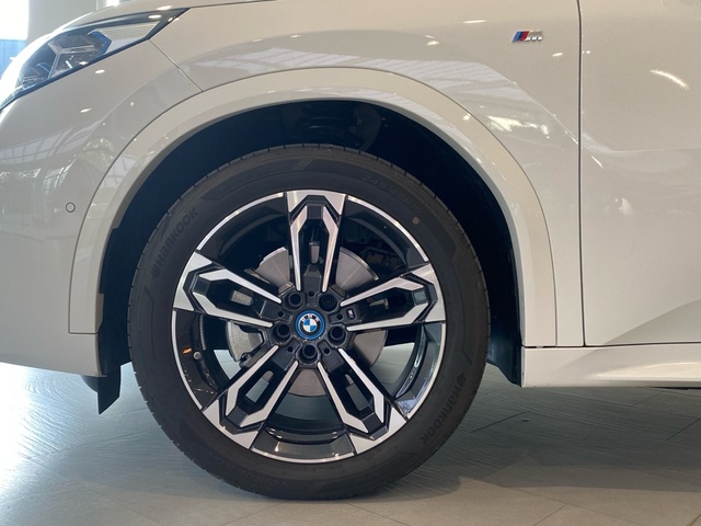 BMW iX2 eDrive20 color Blanco. Año 2025. 150KW(204CV). Eléctrico. En concesionario Motor Gorbea de Álava