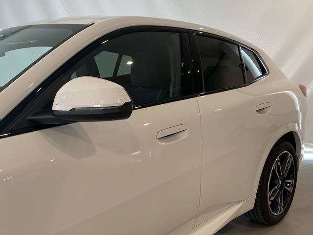 BMW iX2 eDrive20 color Blanco. Año 2025. 150KW(204CV). Eléctrico. En concesionario Motor Gorbea de Álava