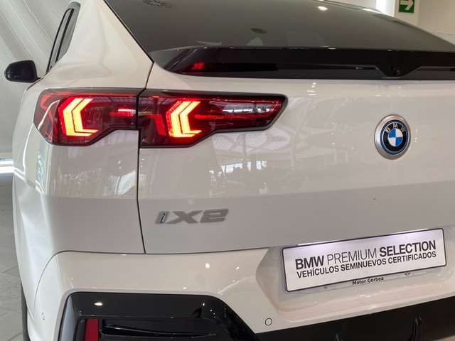 BMW iX2 eDrive20 color Blanco. Año 2025. 150KW(204CV). Eléctrico. En concesionario Motor Gorbea de Álava