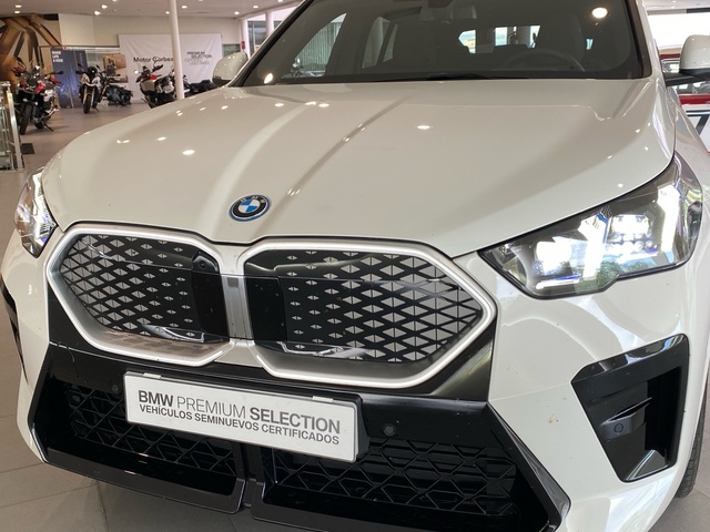 BMW iX2 eDrive20 color Blanco. Año 2025. 150KW(204CV). Eléctrico. En concesionario Motor Gorbea de Álava